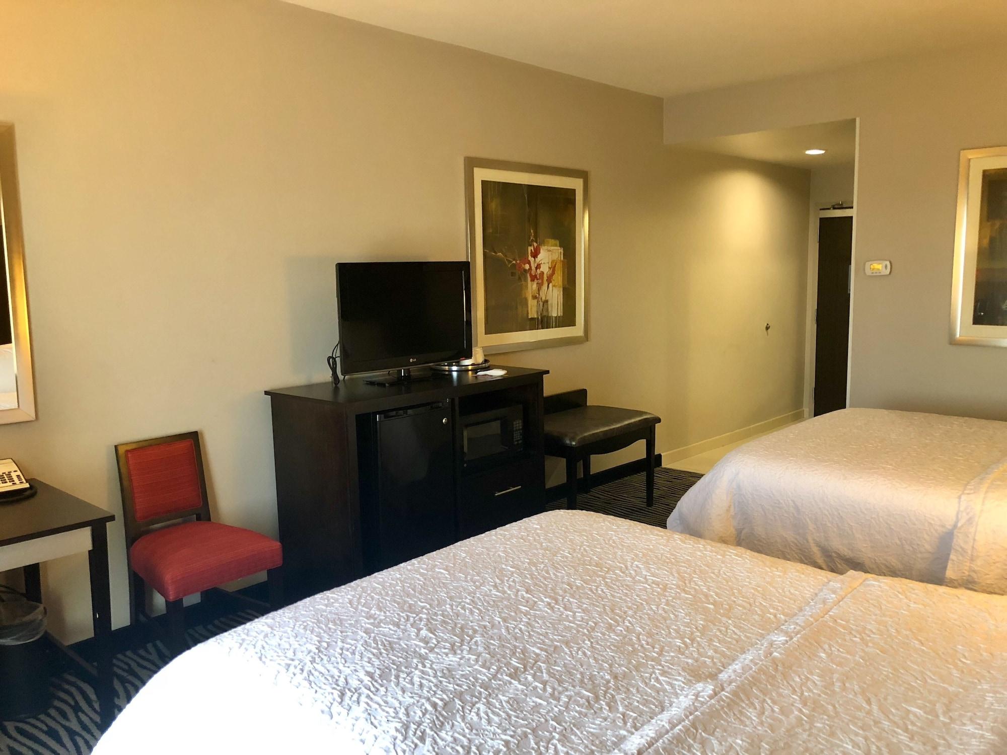 Hampton Inn And Suites Tulsa Central Экстерьер фото