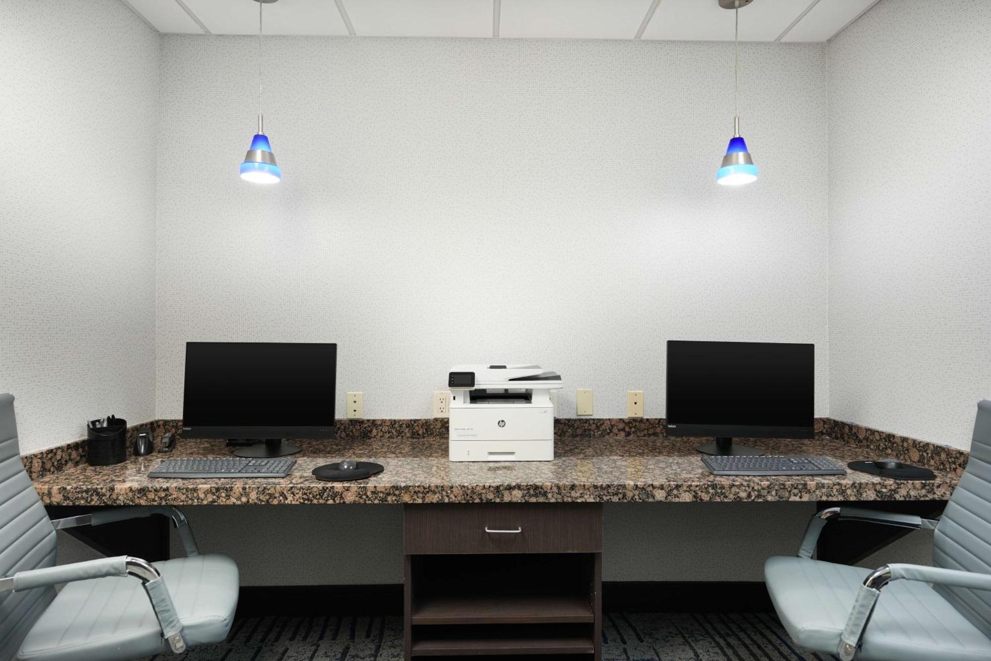 Hampton Inn And Suites Tulsa Central Экстерьер фото