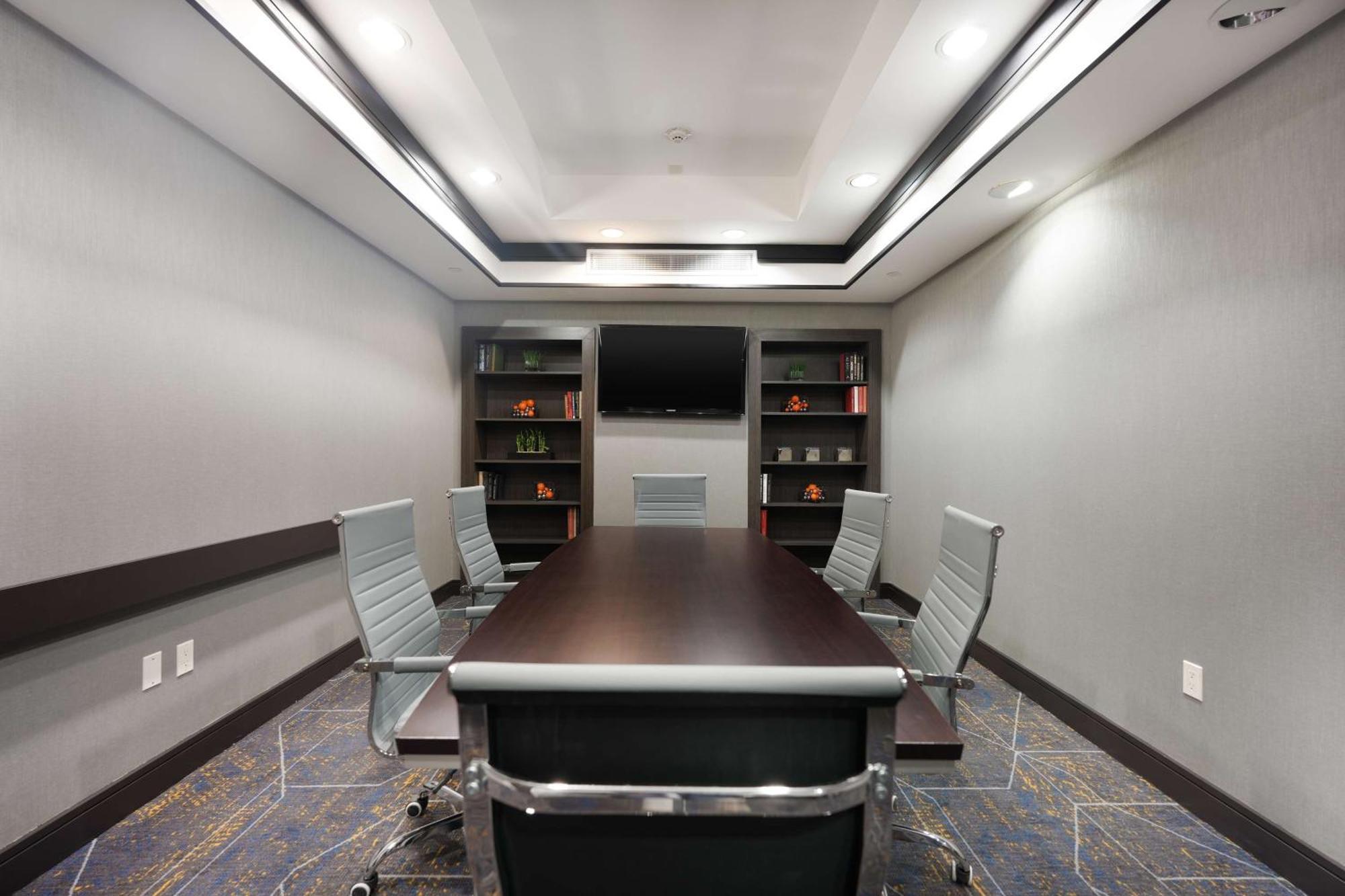 Hampton Inn And Suites Tulsa Central Экстерьер фото