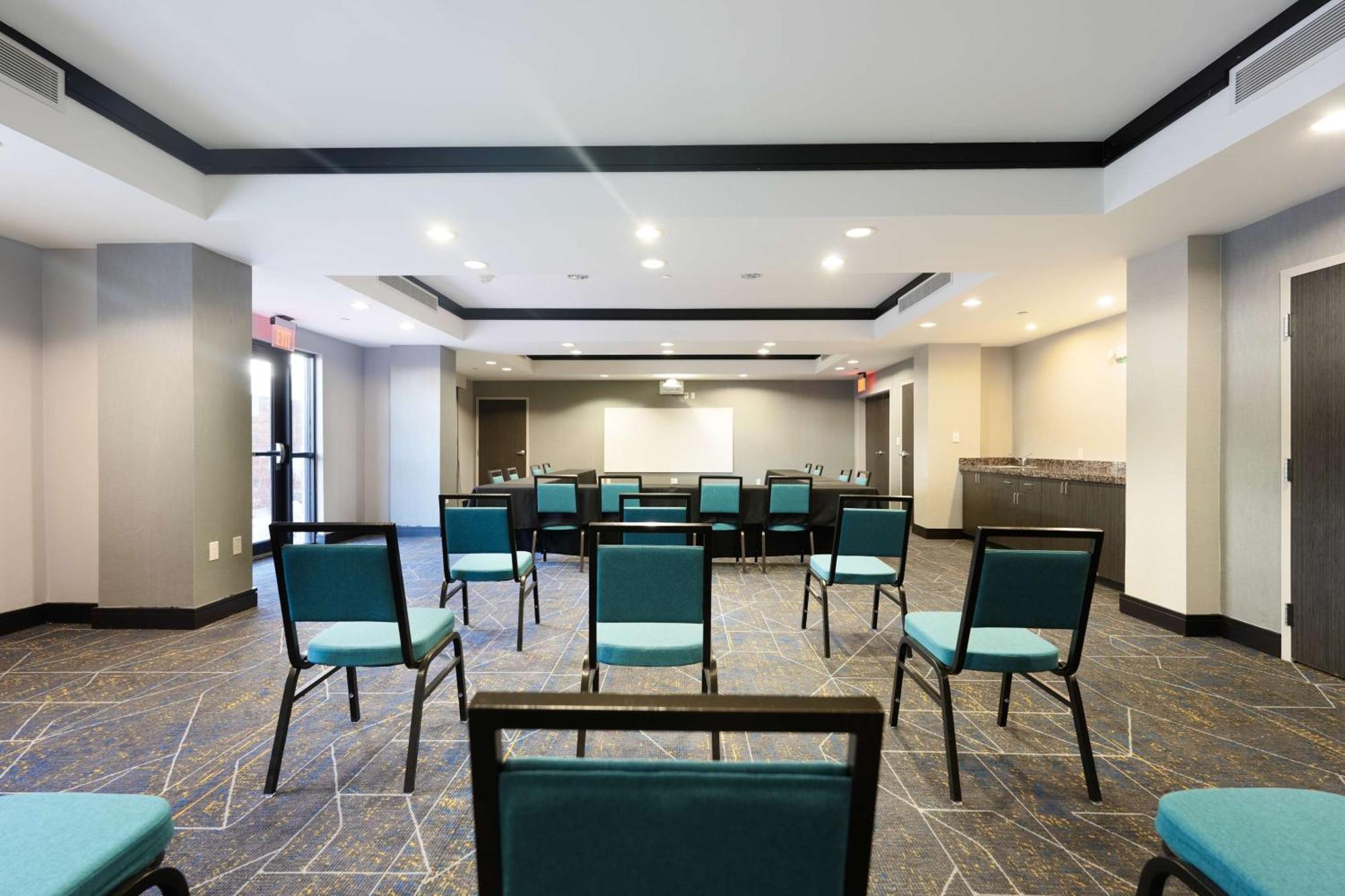 Hampton Inn And Suites Tulsa Central Экстерьер фото