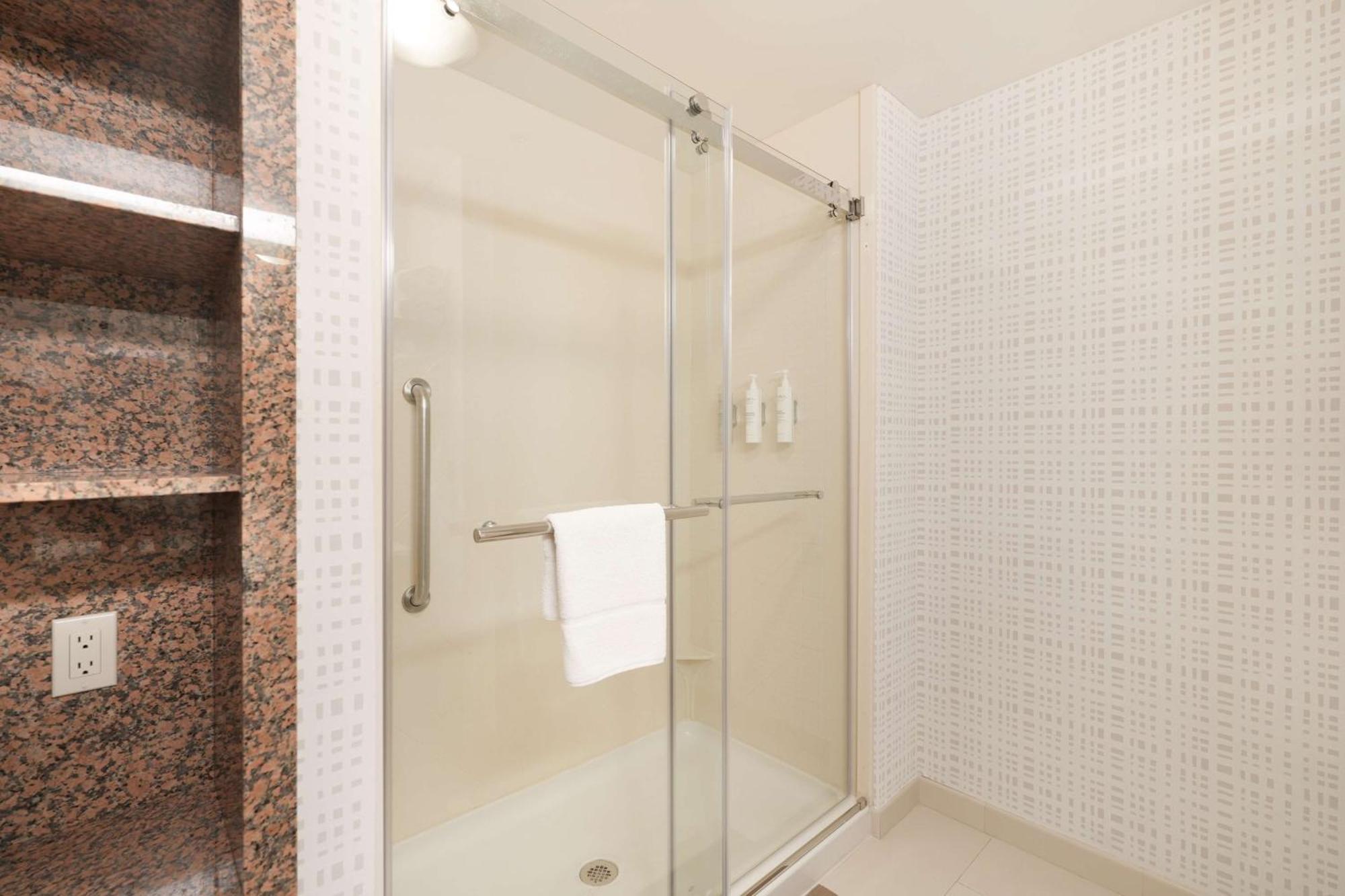 Hampton Inn And Suites Tulsa Central Экстерьер фото